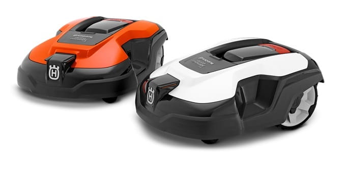 Obudowa robota Automower 310/315, biało-pomarańczowa, stojąca na tle, widok z przodu. Aerodynamiczny kształt, czarne elementy, przyciski startu i tekstura tworzywa z widocznym logo.