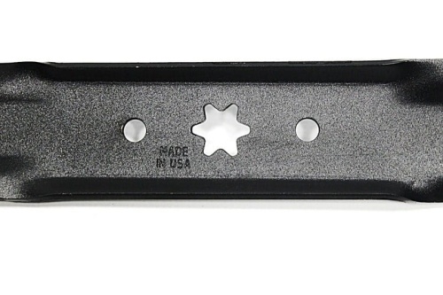Nóż kosiarki MTD o długości 53,8 cm w kolorze czarnym, wykonany z metalu. Widoczna gwiazdkowa i okrągła dziura do mocowania. Element leży poziomo, na jednolitym tle. Na ostrzu wyraźny napis MADE IN USA.