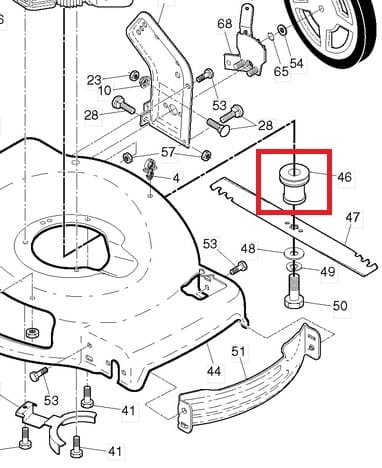 Adapter piasty noża kosiarki McCulloch M56-140WF, M56-150WF. Część z metalowymi mocowaniami, o okrągłym kształcie i wypukłej powierzchni. Widoczny detal w formie otworu na śrubę. Ujęcie z boku, na tle schematu konstrukcji kosiarki.