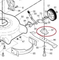 Adapter noża do kosiarki Husqvarna LC 153, Partner P53-550, McCulloch M51, M53, w kolorze szarym, pokazany w perspektywie z góry. Element z tworzywa sztucznego, na tle schematu montażowego, z widocznymi detalami mocującymi.