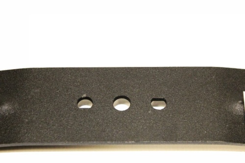 Nóż kosiarki NAC Hortmasz o długości 54,4 cm, czarny, metalowy, z trzema otworami montażowymi. Ujęcie z boku, na jednolitym tle. Widać gładką powierzchnię ostrza. Idealny do wymiany w urządzeniach ogrodniczych.