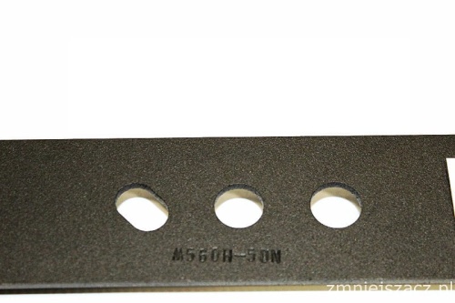 Nóż kosiarki Nac M560H X560MH o długości 54,1 cm, wykonany z ciemnego metalu. Widoczny zbliżenie na ostrze z trzema otworami montażowymi, zaokrąglonymi i gładkimi krawędziami. Wyraźny napis M560H-50N na płaskiej powierzchni. Tło białe.