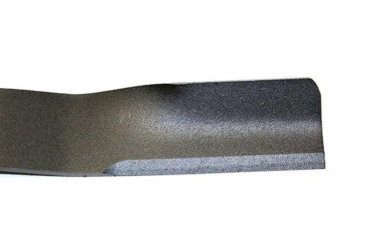 Nóż kosiarki Nac M560H o długości 54.1 cm, wykonany z metalowego materiału w kolorze czarnym, o płaskim i gładkim ostrzu. Ujęcie z boku, ukazujące ostrze w pozycji poziomej, z wyraźnym zakończeniem. Brak widocznych napisów lub logo.