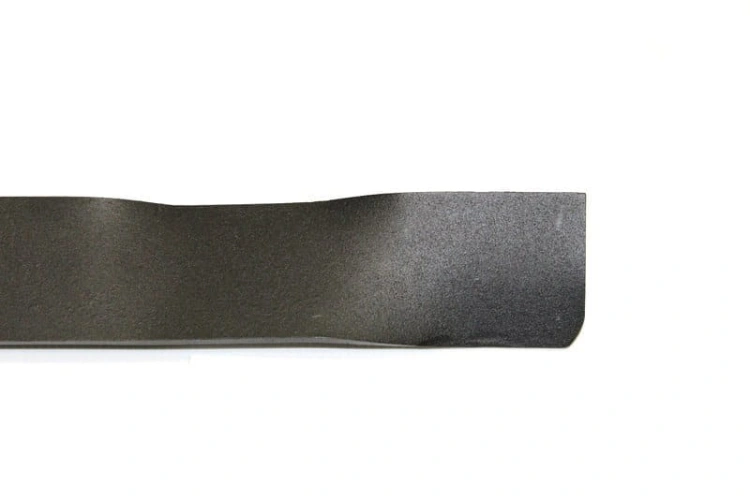 Nóż do kosiarki NAC M560H-056N-M w kolorze czarnym o długości 54,1 cm. Produkt leży płasko, z widocznymi zaokrągleniami na końcach. Powierzchnia ma matową fakturę, co podkreśla jej solidność. Brak tekstu lub logo.