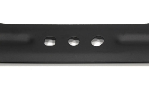 Nóż kosiarki Nac Ursus Hyundai o długości 52,6 cm, w kolorze czarnym, z trzema otworami montażowymi. Produkt prezentowany w ujęciu frontalnym, poziomo, z widoczną teksturą stali. Brak dekoracji lub logo.