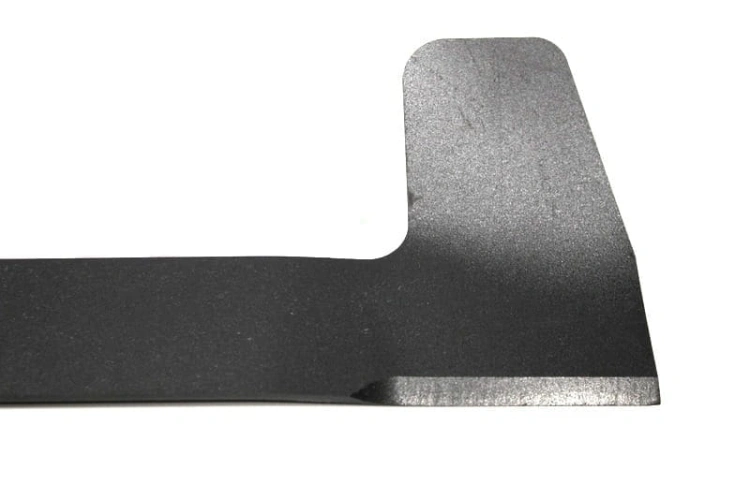 Nóż kosiarki RB150 Husqvarna, o długości 52 cm, w kolorze czarnym, z prostokątnym ostrzem i charakterystycznym wyprofilowaniem. Widoczny kąt na końcu ostrza, z gładką, matową powierzchnią. Ujęcie z boku, produkt leżący na białym tle.