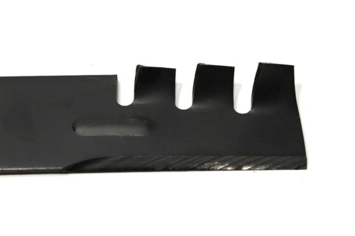 Nóż kosiarki uniwersalny Gator o długości 55,8 cm, wykonany z metalu w kolorze czarnym. Produkt leży na płaskiej powierzchni, widoczne są dwa wycięcia. Kształt ostrza jest prostokątny z jednym brzegu zaostrzonym do cięcia trawy.