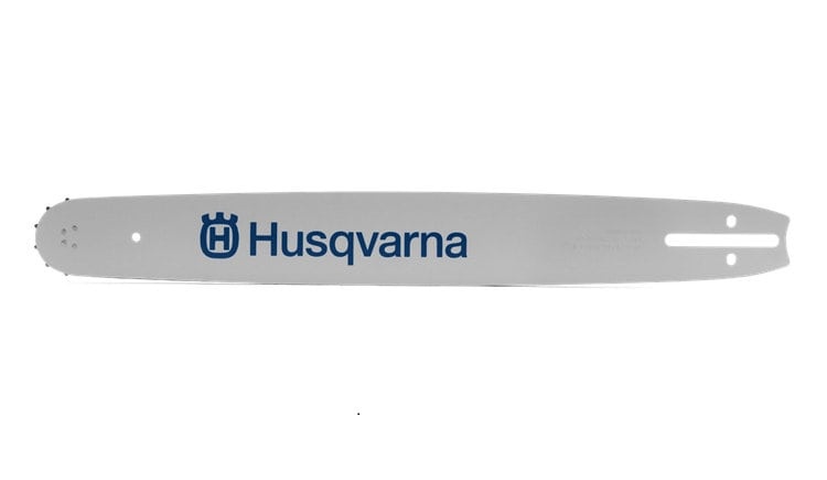 Prowadnica do piły Husqvarna 24 cale, 3/8 cala szer., 1,5 mm grubości, srebrna metalowa z logo i otworami montażowymi, ułożona poziomo.