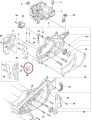 Wychwytnik łańcucha pilarki spalinowej Husqvarna 556, 562XP/XPG w kolorze szarym, metalowy, z wyraźnymi otworami na mocowanie. Ujęcie z góry, pokazujące detal i elementy mocujące. Zestaw części do montażu w obudowie silnika.