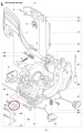 Czarny plastikowy wychwytnik łańcucha do pilarek Husqvarna 136, 137, 142, prostokątny z mocowaniem, leżący na płaskiej powierzchni, do naprawy pilarek spalinowych.