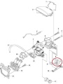 Wyłącznik zapłonu pilarki spalinowej Husqvarna 455, zbliżenie na mechanizm. Część wykonana z metalu, widoczne mocowanie. Element o okrągłym kształcie, z wyraźnymi oznaczeniami i śrubami. Tło neutralne, skupione na detalu produktu.