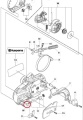 Wodzik napinacza łańcucha piły spalinowej Husqvarna 450, czerwony element z przodu, montowany w korpusie obudowy. Widoczny detal mocowania oraz oznaczenie producenta. Pozycja w widoku bocznym na schemacie technicznym.