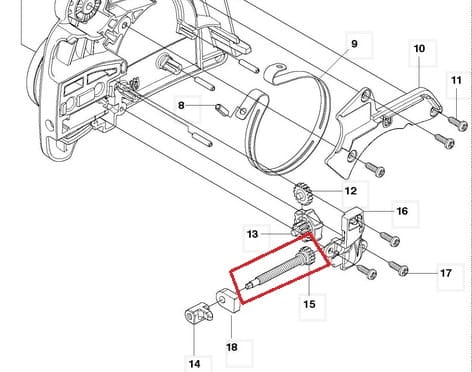 Śruba napinacza łańcucha pilarki Husqvarna 240E, metalowa, cylindryczna, w kolorze srebrnym. Widoczna pod kątem z boku, wmontowana w mechanizm pilarki. Element z gwintem i główką, otoczony innymi częśćiami maszyny, na prostym tle technicznym.