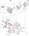 Przewód paliwa do pilarki Husqvarna 555 i 565, umieszczony na schemacie. Wygięty kształt, widoczny kolor czarny; długość i zagięcia kluczowe dla montażu. Szczegóły mocowania ułatwiają instalację.