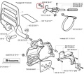 Sworzeń, przetyczka do Husqvarna 340, 350, 345, metalowa część cylindryczna o srebrnym kolorze, umieszczona w centralnej części grafiki. Widok z boku, pokazujący końce sworznia. Na tle białym, obok innych elementów montażowych Husqvarna.