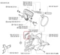 Sprężyna dźwigni hamulca do pilarki Husqvarna 254XP, metalowa, w kształcie prostokąta, widoczna z boku. Posiada wyraźne napisy identyfikacyjne oraz zaznaczone miejsce montażu. Detal produktu na białym tle, bez dodatkowych elementów.