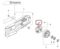 Sprężyna sprzęgła do pilarki Husqvarna 335XPT, 336 oraz Jonsered 2040, 2036, w kolorze czarnym. Widok z boku, zamontowana w obudowie, widoczne mocowania i detale. Produkt w stanie nowym, na schemacie technicznym, z numeracją części.