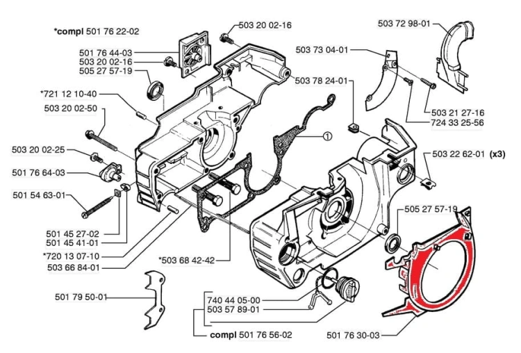 Czarna osłona wentylatora do pilarek Husqvarna 51 i 55 z tworzywa sztucznego, leżąca na białym tle, z widoczną strukturą, elementami montażowymi oraz logo i napisami Husqvarna.