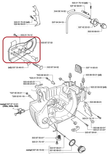 Osłona karteru do pilarki Husqvarna 340, 350 w kolorze czarnym z wyraźnymi detalami konstrukcyjnymi. Ujęcie przedstawia produkt z boku, w stanie zamontowanym. Widoczne mocowania i przeznaczenie, w tle schemat z innymi elementami pilarki.