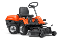 Traktorek ogrodowy Husqvarna Rider R 112C, w kolorze pomarańczowym, z zestawem tnącym Combi 85 cm. Produkt ukazany z boku, z siedzeniem i kierownicą. Wyposażony w cztery koła o wyraźnym bieżniku. Widoczne logo Husqvarna na obudowie.