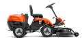 Pomarańczowy traktor ogrodowy Husqvarna Rider R 112C z nożem Combi 85 cm, ergonomicznym siedzeniem, kierownicą, dużymi kołami i tylnym mocowaniem na akcesoria.