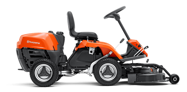 Pomarańczowy traktor ogrodowy Husqvarna Rider R 112C z nożem Combi 85 cm, ergonomicznym siedzeniem, kierownicą, dużymi kołami i tylnym mocowaniem na akcesoria.