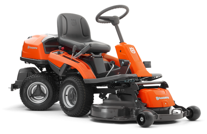 Rider R214C Husqvarna to mały, pomarańczowy traktorek ogrodowy z zestawem tnącym Combi 94 cm. Widok z boku, z siedzeniem, kierownicą i zbiornikiem na trawę. Wysokie koła zapewniają stabilność. Prosta konstrukcja, idealny do koszenia w ogrodzie.