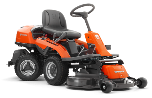 Rider R214C Husqvarna to mały, pomarańczowy traktorek ogrodowy z zestawem tnącym Combi 94 cm. Widok z boku, z siedzeniem, kierownicą i zbiornikiem na trawę. Wysokie koła zapewniają stabilność. Prosta konstrukcja, idealny do koszenia w ogrodzie.