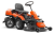 Rider R214C Husqvarna to mały, pomarańczowy traktorek ogrodowy z zestawem tnącym Combi 94 cm. Widok z boku, z siedzeniem, kierownicą i zbiornikiem na trawę. Wysokie koła zapewniają stabilność. Prosta konstrukcja, idealny do koszenia w ogrodzie.