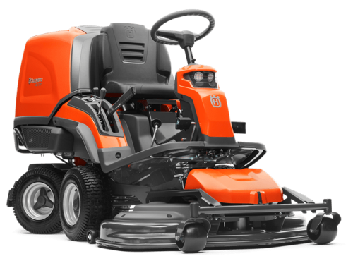 Pomarańczowo-szary kompaktowy traktorek Rider RC 318T Husqvarna z przodu, z regulowanym siedziskiem, napisami, czterema kołami i szeroką metalową deską tnącą.