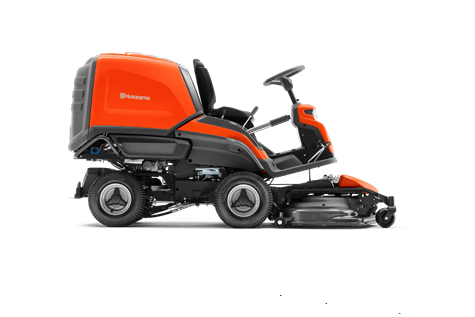 Pomarańczowy traktor ogrodowy Husqvarna Rider RC 318T z czarnymi detalami, widok z boku na fotel, kierownicę i wysunięty mechanizm koszący na białym tle.