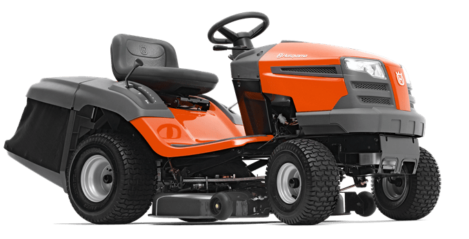 Traktor TC 138L Husqvarna w kolorze pomarańczowym z szarym siedziskiem, widok frontalny. Produkt stoi na blackgruncie z dużymi kołami. Widać panele sterujące oraz logo Husqvarna. Z tyłu znajduje się zbiornik na trawę, mocowanie w dolnej części.
