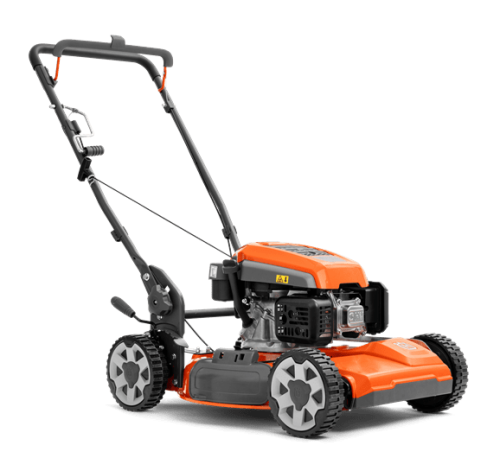 Pomarańczowa kosiarka spalinowa Husqvarna LB 251S z szarym uchwytem i silnikiem. Ujęcie boczne, duże szare koła, zielone tło. Gratis zestaw serwisowy.