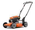 Kosiarka spalinowa Husqvarna LB 251S w pomarańczowo-czarnym kolorze, z regulowanym uchwytem i silnikiem po lewej stronie. Widoczna z boku na stabilnych kołach. Gratis zestaw serwisowy.