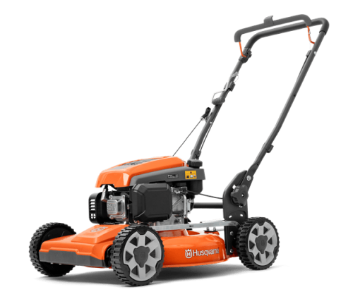 Kosiarka spalinowa Husqvarna LB 251S w pomarańczowo-czarnym kolorze, z regulowanym uchwytem i silnikiem po lewej stronie. Widoczna z boku na stabilnych kołach. Gratis zestaw serwisowy.