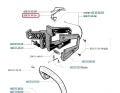 Dźwignia gazu do pilarki Husqvarna w kolorze czarnym o ergonomicznej konstrukcji. Element widoczny z boku, z widocznymi otworami mocującymi i wyraźnym napisem. Detalistyczne ujęcie, pokazujące fakturę materiału i detale montażowe.