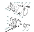 Zespół hamulca i osłony sprzęgła Husqvarna 136/141 z widocznymi elementami: uchwyt hamulca, sprężyna, mocowania. Produkt pokazany z boku na jednolitym tle w stanie rozłożonym.