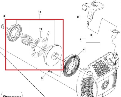 Koło linowe do pilarki Husqvarna 440e i 435e, widoczne w zbliżeniu. Produkt metalowy, okrągły, z centralnym otworem, z wyraźnymi zarysami i detali. Części: sprężyna, linka i pokrywa, montowane na jednym poziomie. Na białym tle.