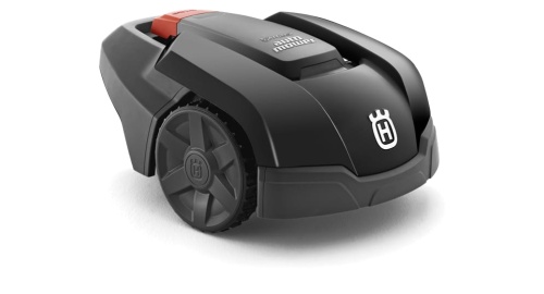 Robot koszący Automower®105 Husqvarna, czarny, z logo, widok z boku na dużą przednią oponę i czerwony przycisk. Na białym tle. Do małych ogrodów, automatyczne koszenie trawnika.