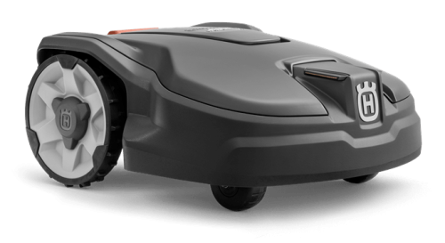 Robot koszący Husqvarna Automower® 305 w kolorze grafitowym, z zaokrąglonym kształtem. Ujęcie z boku, stojący, z widoczną logo marki. Obrotowe koła w kolorze szarym. Brak dodatkowych elementów w tle, fokus na produkcie.
