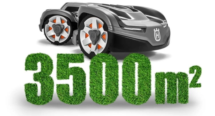 Automower® 435X AWD to robot koszący w kolorze grafitowym, z widocznymi pomarańczowymi akcentami na kołach. Ujęcie frontalne, pokazujące pełny kształt i design urządzenia. W tle liczba 3500 m² stylizowana na trawę.