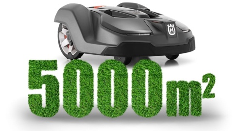 Automower® 450X Husqvarna, ciemnoszary robot koszący z boku, nowoczesny design. Obok napis 5000 m² z trawy podkreśla jego zasięg. Stoi na jednolitym tle dla lepszej widoczności.