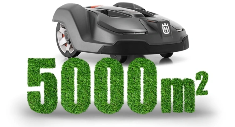 Automower® 450X Husqvarna, ciemnoszary robot koszący z boku, nowoczesny design. Obok napis 5000 m² z trawy podkreśla jego zasięg. Stoi na jednolitym tle dla lepszej widoczności.