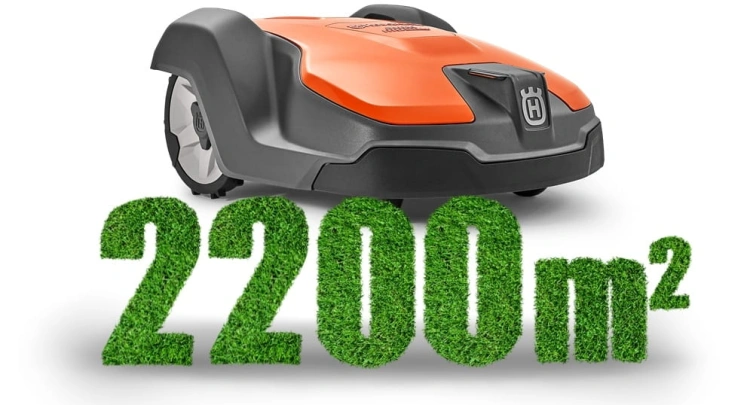 Robot koszący Husqvarna Automower® 520 w kolorze pomarańczowym z szaro-czarnym wykończeniem. Ujęcie boczne, stojący na jednolitym tle. Z przodu widać logo Husqvarna oraz napis 2200 m² w formie zielonego trawnika, wskazującego zakres koszenia.