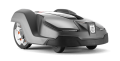 Automower® 430X to aerodynamiczny, szary robot koszący z białymi i pomarańczowymi detalami. Widać koła, logo Husqvarna oraz gładką, metaliczną obudowę w nowoczesnym stylu.
