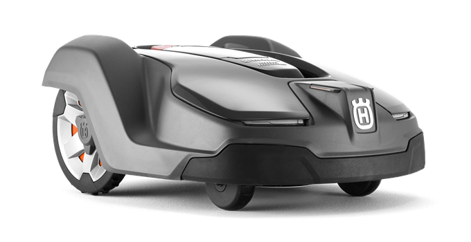 Automower® 430X to aerodynamiczny, szary robot koszący z białymi i pomarańczowymi detalami. Widać koła, logo Husqvarna oraz gładką, metaliczną obudowę w nowoczesnym stylu.