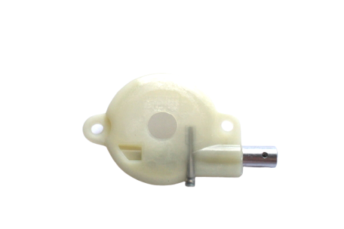 Pompa oleju do pilarki Husqvarna 136, 137, 142 oraz Jonsered 2036. Widok boczny, leżąca na płaskiej powierzchni. Kolor biały z przezroczystymi elementami. Widoczny początek metalowego węża. Gładka powierzchnia, bez widocznych napisów lub logo.