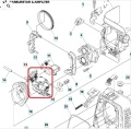Gaźnik Husqvarna do kosy 545RX na schemacie, z detalami: otwór paliwa, mocowanie, lewa dźwignia, prawa część wlotu, widok z góry na jasnym tle.