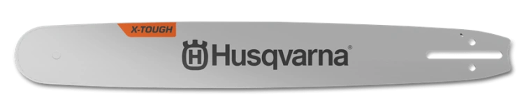 Prowadnica 28 w kolorze srebrnym z logo Husqvarna, o szerokości 3/8 i grubości 1,5 mm, z 92 zębami. Została pokazana w ujęciu frontalnym, układając się poziomo. Widoczny napis X-TOUGH w pomarańczowym kolorze.