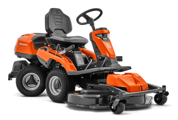 Rider R 316TX AWD Husqvarna w kolorze pomarańczowym z siedziskiem, wyposażony w centralnie umieszczoną jednostkę koszącą z metalową obudową. Widok z boku, produkt stoi na dużych kołach z bieżnikiem. Widać wyświetlacz na konsoli sterującej.